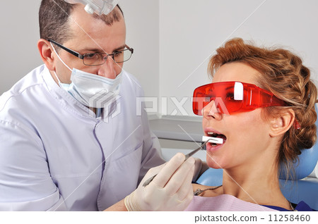 dentist inserts swab dentist inserts swab 11258460