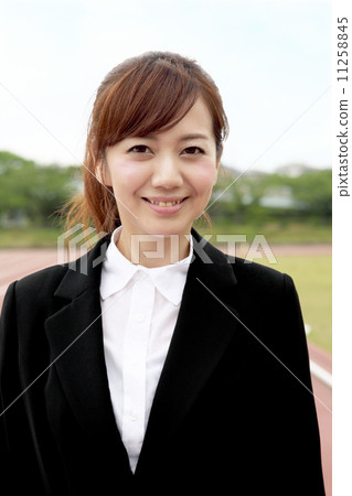 在體育場鍛煉的婦女 在體育場鍛煉的婦女 11258845
