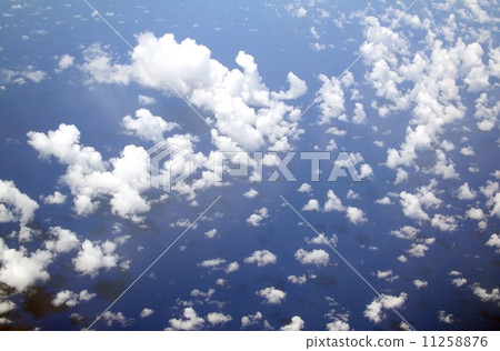 一個小積雲聚集在夏季太平洋上 11258876