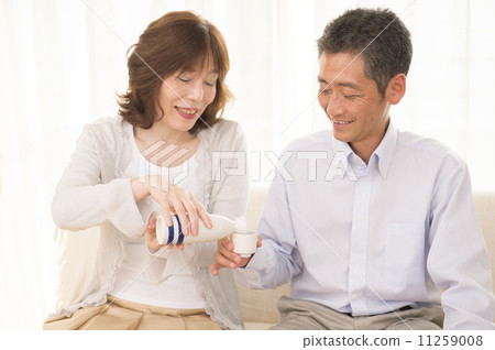 A couple in their 50s drinking hot springs 11259008