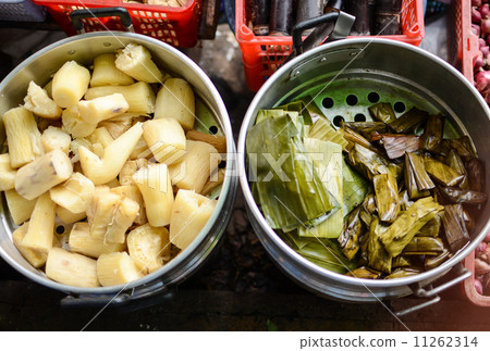 vietnamese foods in traditional market. vietnamese foods in traditional market. 11262314