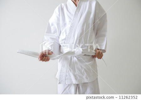 一個綁著飄渺腰帶的男孩 11262352