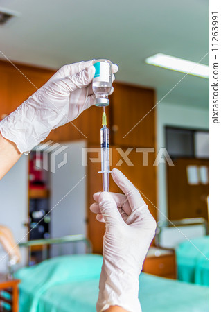 Preparing a medicine injection 11263991