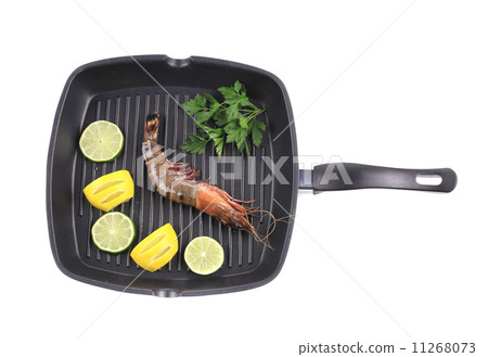 Frying pan with shrimp and lemon slices. 11268073