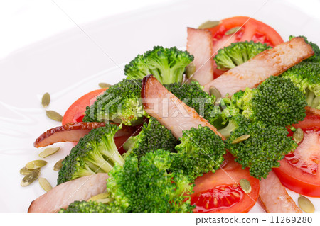 圖庫照片: broccoli salad with smoked ham.