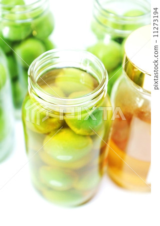 季節性口味梅子汁·一瓶口和瓶裝完成澆注蜂蜜瓶數白背垂直位置 11273194