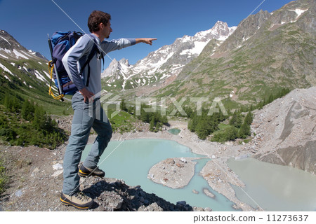 hiker pointing 11273637