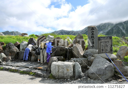 富山縣立山室裡立山Tamado的泉水 11275827