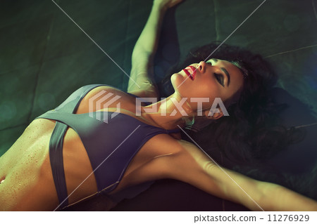 Young woman portrait 11276929