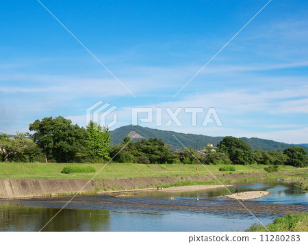 夏季鴨川和大寫字母 11280283