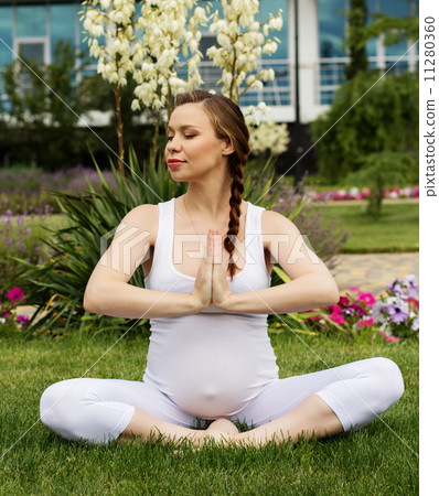 Beautiful pregnant woman relaxing in the park Beautiful pregnant woman relaxing in the park 11280360