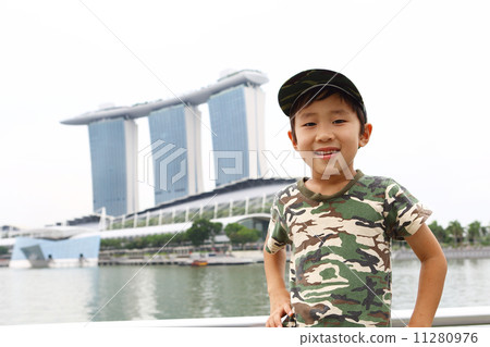 衣服的新加坡軍隊男孩 11280976