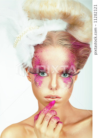 Visage. Styled Woman with Painted Smeared Skin and Fingers 11282121