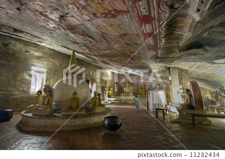 Dambulla cave temple 11282434