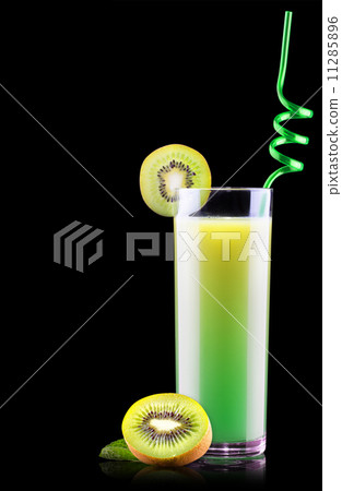 Smoothies of kiwi in glass Smoothies of kiwi in glass 11285896