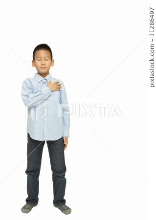 一個男孩祈禱 11286497