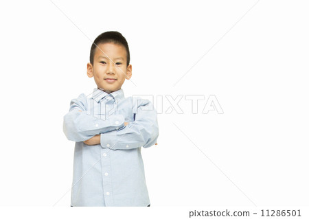 一個男孩抱著胳膊 11286501