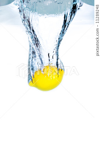 檸檬在水中下沉 11289248