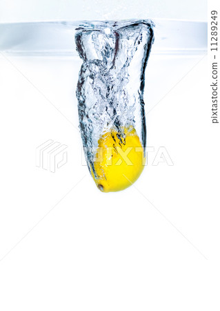 Lemon sinking in the water 11289249