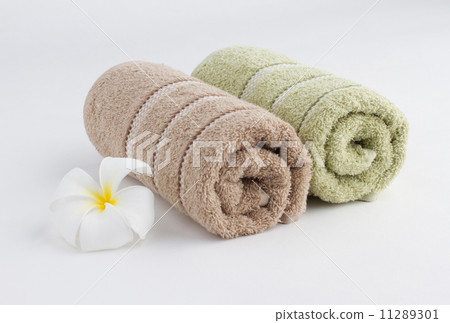 Towels rolled up and flower 11289301