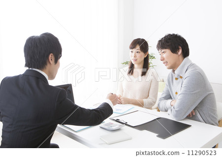 A businessman and a couple 11290523