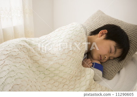 A child to sleep 11290605