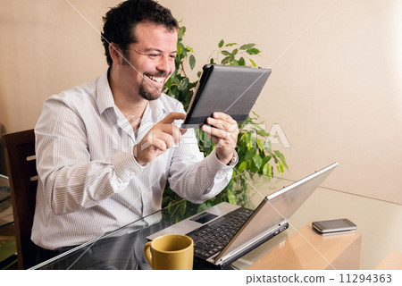 Young executive using technology 11294363