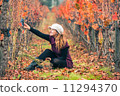 Woman in the vineyard 11294370