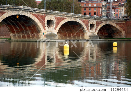 Le Pont Neuf in Toulouse, France 11294484