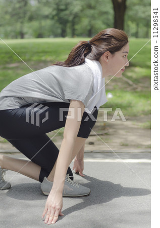 Young asian woman ready to start running on the park Young asian woman ready to start running on the park 11298541