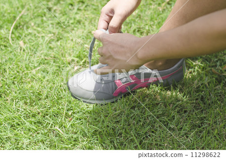 Young asian woman ready to start running on the park 11298622