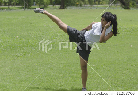 Asian women started thai boxing for self-defense. 11298706