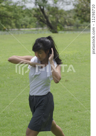 Asian women started thai boxing for self-defense. 11298710