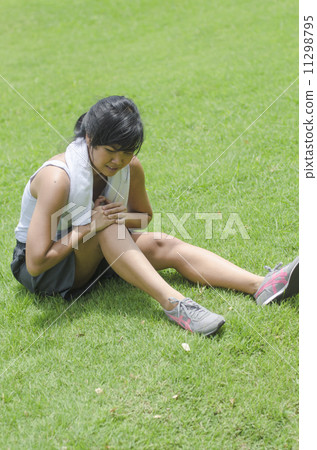 asian woman runner experience knee injury when exercise 11298795