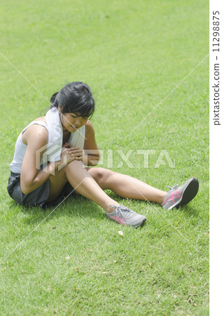 asian woman runner experience knee injury when exercise asian woman runner experience knee injury when exercise 11298875