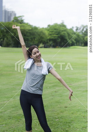 sporty girl warming up stretch her legs in the park sporty girl warming up stretch her legs in the park 11298881