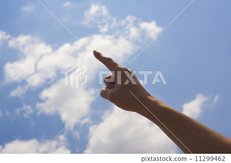 手指指著天空 照片素材 圖片 圖庫