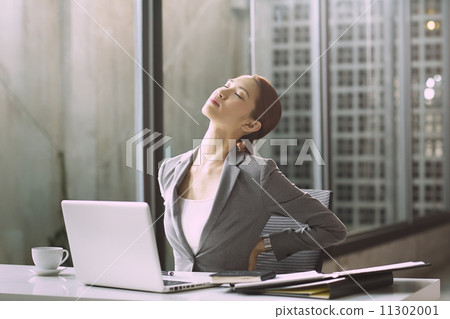 Young Business Women In Modern Office Young Business Women In Modern Office 11302001