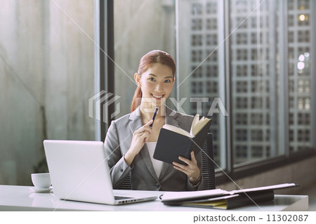 Young Business Women In Modern Office Young Business Women In Modern Office 11302087