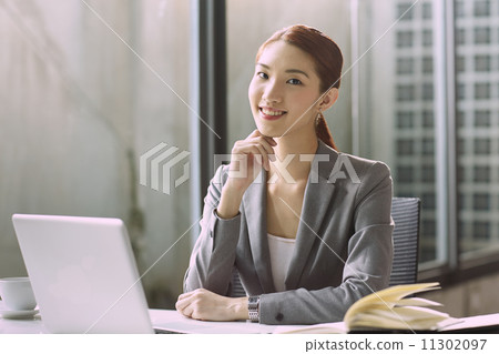 Young Business Women In Modern Office 11302097