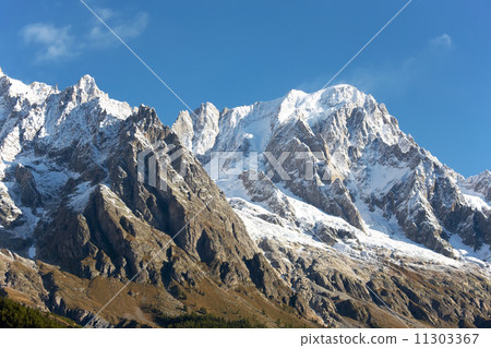 Mountain valley 11303367