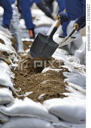 Sandbag stacking 11303817