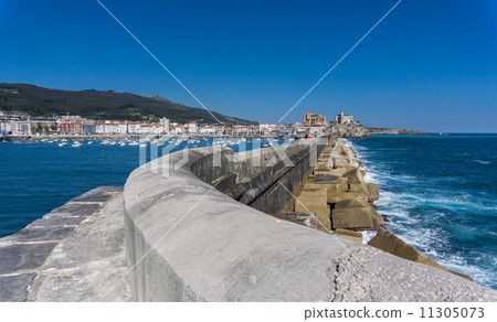 Breakwater Castro Urdiales and marina 11305073
