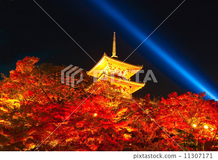 Kiyomizudera triple tower and autumn leaves light up Kiyomizudera triple tower and autumn leaves light up 11307171