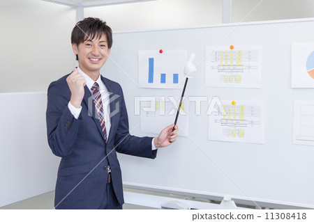 A male employee who plays a guts pose at a presentation 11308418