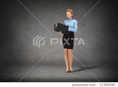 smiling businesswoman with folder 11309406