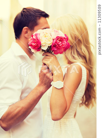 couple with flowers in the city couple with flowers in the city 11309589