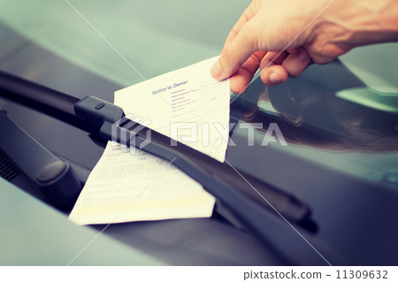 parking ticket on car windscreen 11309632