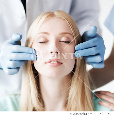 plastic surgeon and nurse with patient plastic surgeon and nurse with patient 11310930