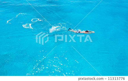 Man swimming 11313776